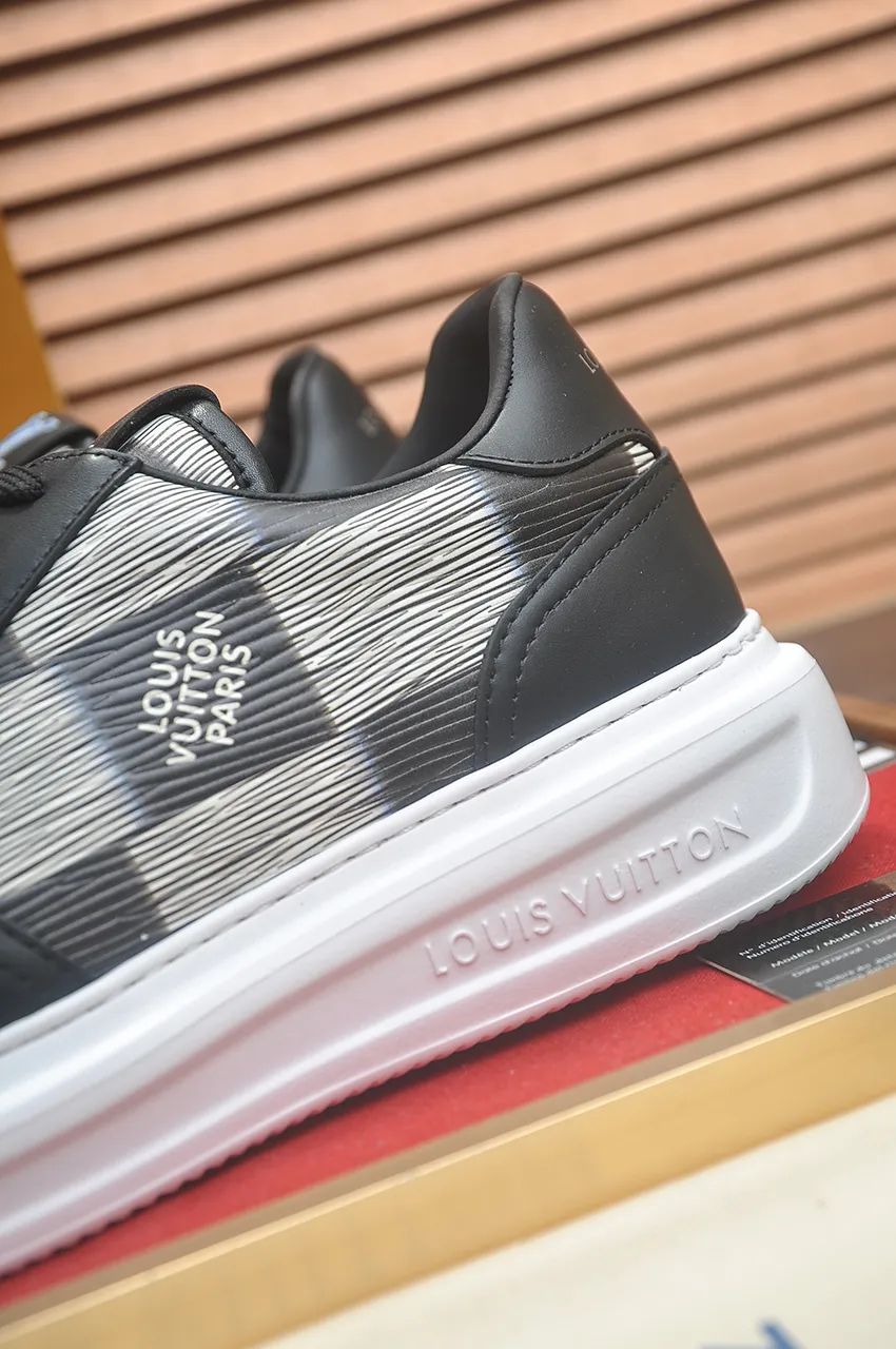 Men's men's shoes 💰640💶Original development, quality shipping, welcome to compare - LV sneaker series sports shoes introduce the loose silhouette of the ready-to-wear series into the spring and summer men's wear shows and make an eye-catching appearance. The cow leather upper is combined with rough fabric laces, and colorful beading highlights the brand's classic elements. LV letters mark the tongue and Monogram floral outsole. Mixed materials Made of top-grain cowhide, thick shoelace design, large Monogram print on the side, mesh lining and cotton feet, the comfort is as extreme as ever, premium heritage, quality first, worth owning! Size: Men’s 38-45 (45 is custom-made and cannot be returned or exchanged)